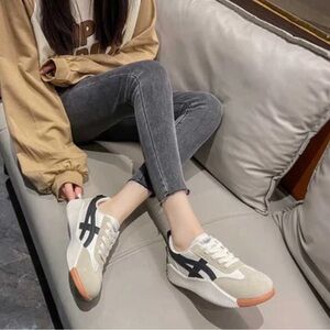 DE FLORANCE Beige and Black Sneakers Sz 7.5
